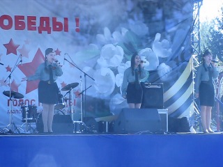 Трио "Девчата" - выступление на Театральной Площади в День Победы - 2013 (Поппури военных песен)
